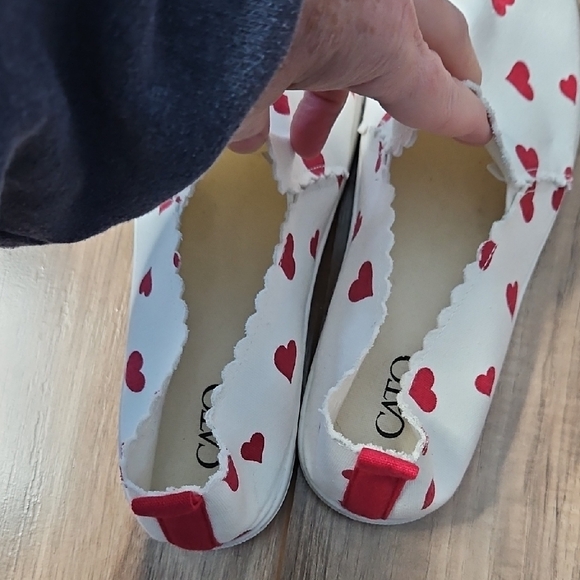 Cato Women’s White with Red Heart Pattern Slip On Loafer Flat Shoes 10M - Picture 9 of 10